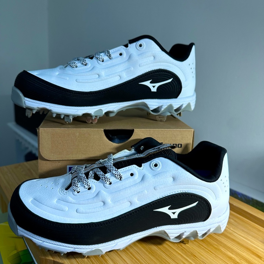 BRAND NEW Size 8 & 9.5 Women's Mizuno 9-Spike Swift 8 Low Metal Softball Cleats